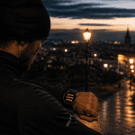 comparatif montre running coureur vérifiant montre