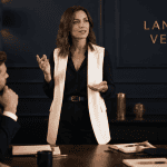 Langage verbal femme parlant groupe bureau